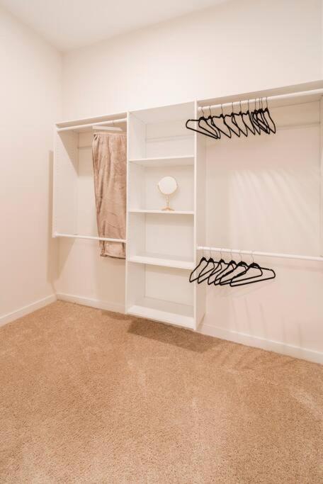 Charming Cozy Apartment With Wi-Fi & Free Parking 샬럿 외부 사진