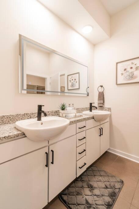 Charming Cozy Apartment With Wi-Fi & Free Parking 샬럿 외부 사진