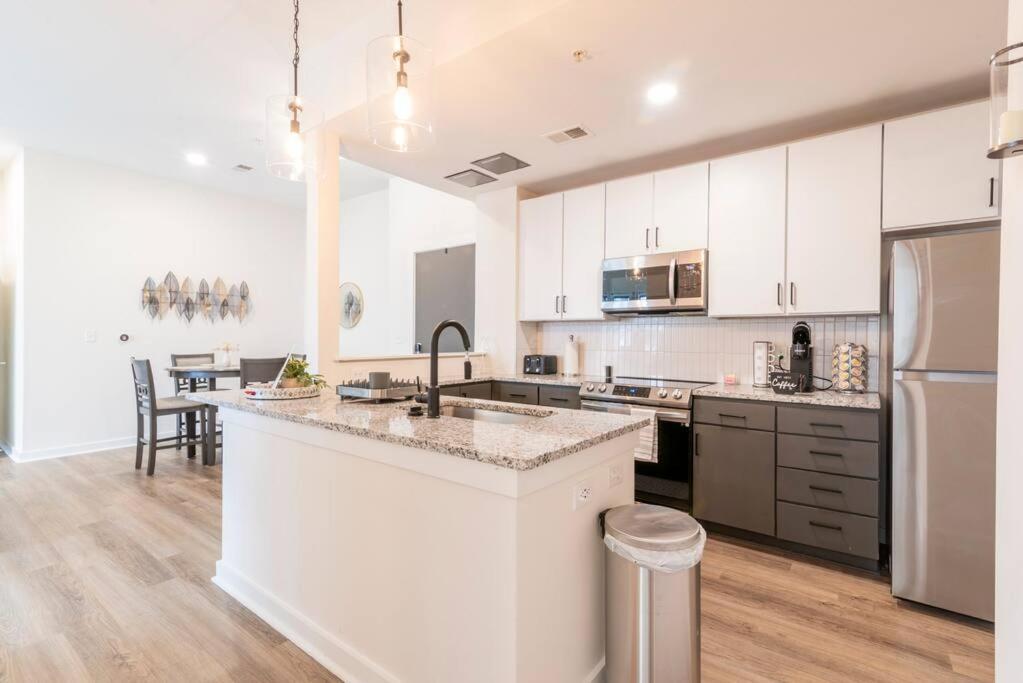 Charming Cozy Apartment With Wi-Fi & Free Parking 샬럿 외부 사진