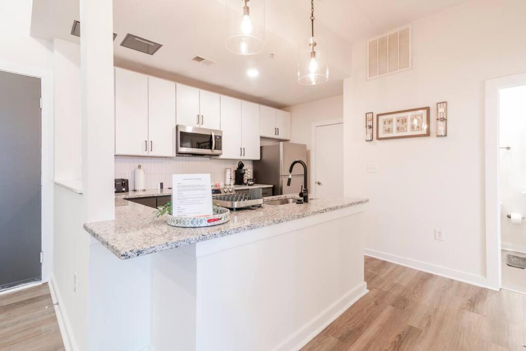 Charming Cozy Apartment With Wi-Fi & Free Parking 샬럿 외부 사진